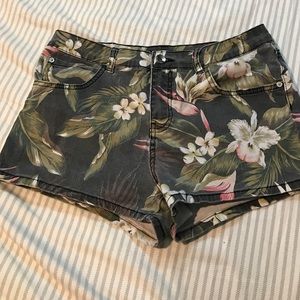 🔹billabong floral shorts🔹