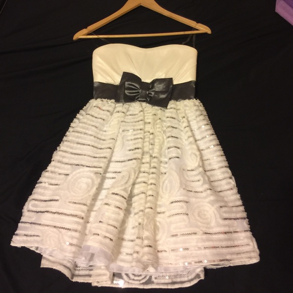 White short homecoming dress - Picture 1 of 3