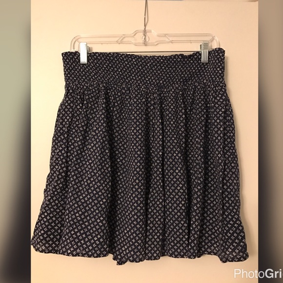 Old Navy Dresses & Skirts - Old Navy Elastic Waist Navy & White Mini Skirt