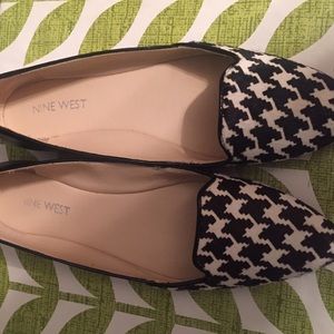 Like new Nine West flats. Size 6.