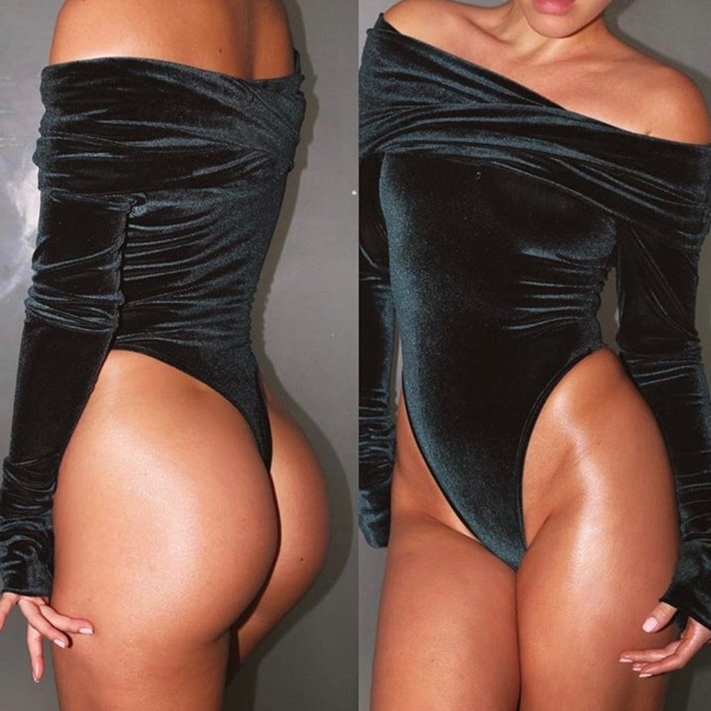 SOLD🚫 Velvet off the shoulder body suit