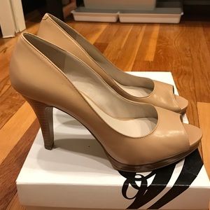 Nine West lt natural peep toe pumps - size 8