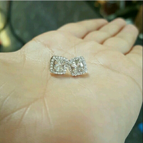 18k Swarovski Emerald Studs . - Picture 2 of 4