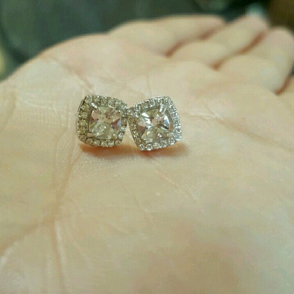 18k Swarovski Emerald Studs . - Picture 3 of 4