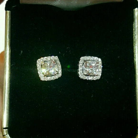 18k Swarovski Emerald Studs . - Picture 4 of 4