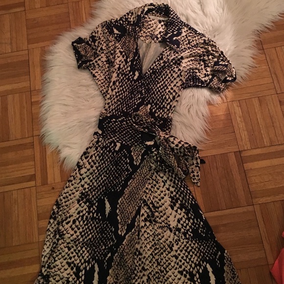 CLASSIC DVF wrap dress in snake print sz 2