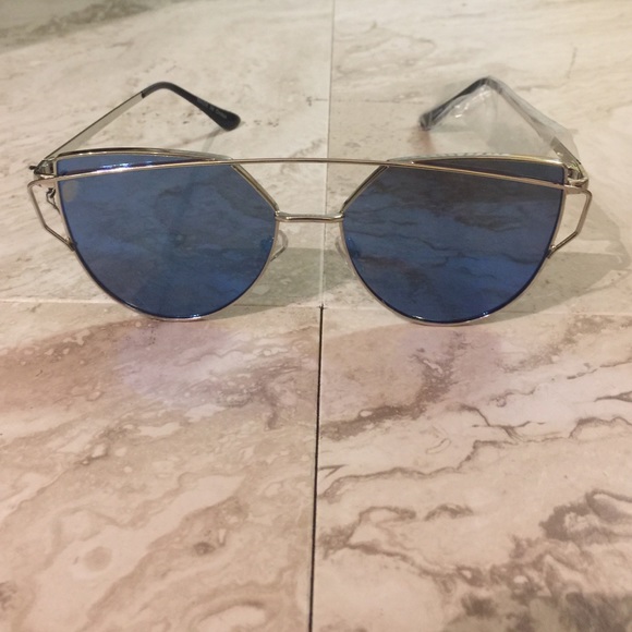 Woman's sunglasses