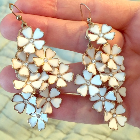 Pearly white flower earrings - Picture 1 of 2