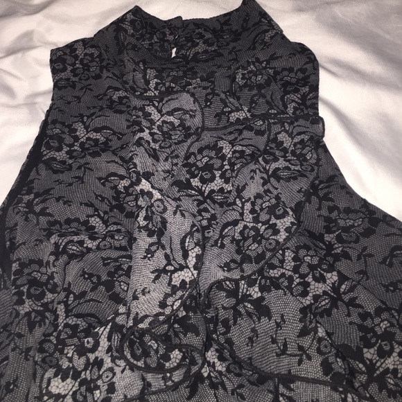 Super cute sassy ruffle blouse - Picture 4 of 8