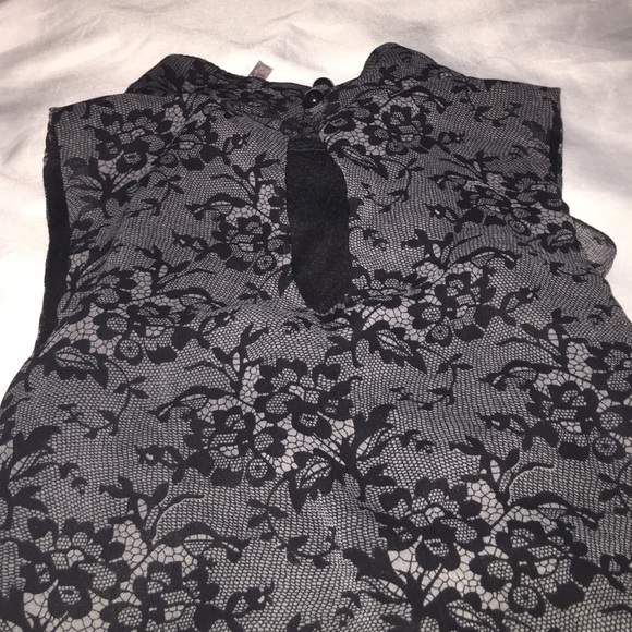 Super cute sassy ruffle blouse - Picture 6 of 8