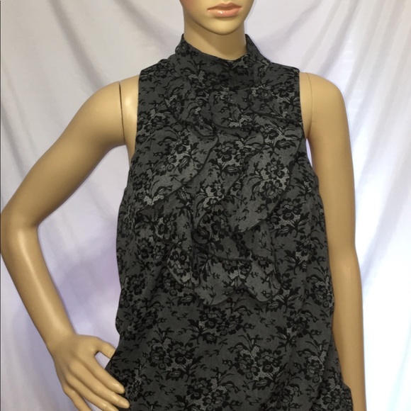 Super cute sassy ruffle blouse - Picture 2 of 8