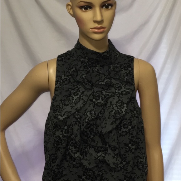 Super cute sassy ruffle blouse - Picture 3 of 8