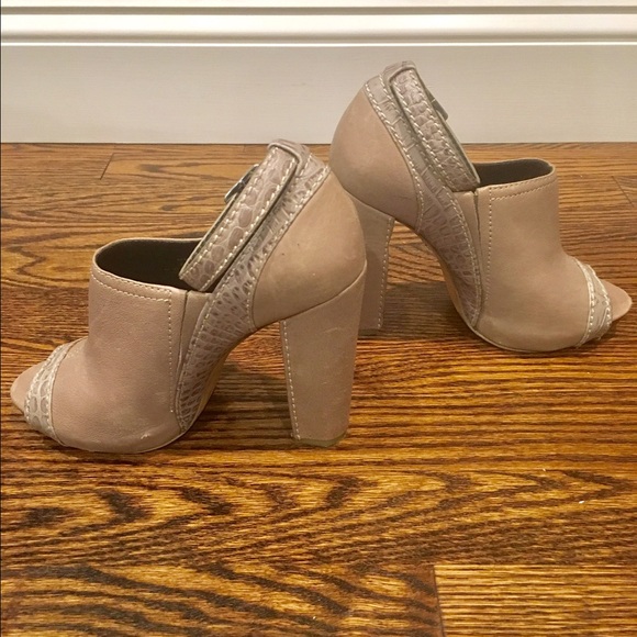 Bcbg maxazria grey leather peep toe sandal - Picture 2 of 3
