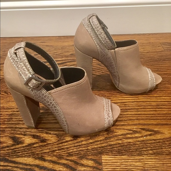 Bcbg maxazria grey leather peep toe sandal - Picture 3 of 3