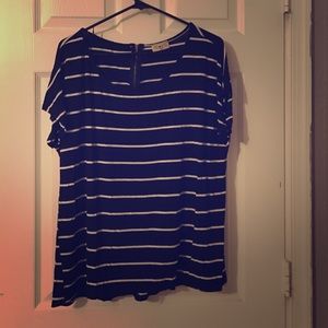 Black & white shirt sleeve zip in back top