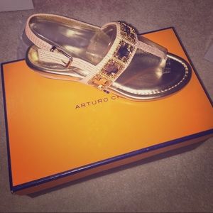 Brand new Arturo Chiang sandal.
