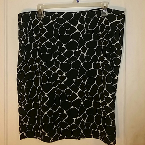 Alfani Black and White print pencil skirt