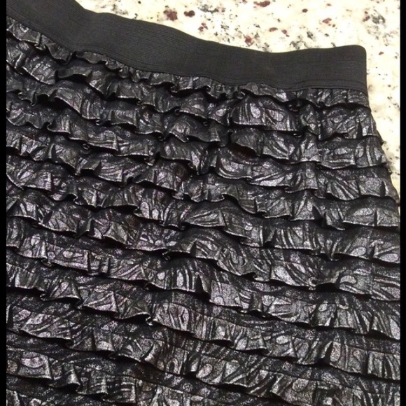 💥WKND SALE💥 Metallic Tiered Mini Skirt- UO - Picture 2 of 4