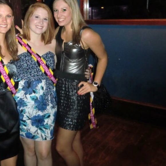 💥WKND SALE💥 Metallic Tiered Mini Skirt- UO - Picture 3 of 4