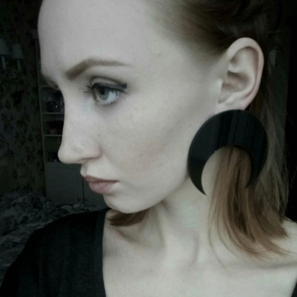 Black exaggerated moon earrings - Picture 2 of 3