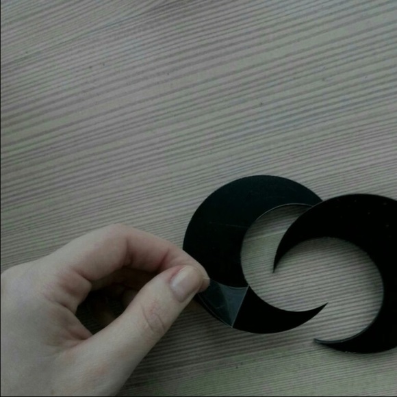 Black exaggerated moon earrings - Picture 3 of 3
