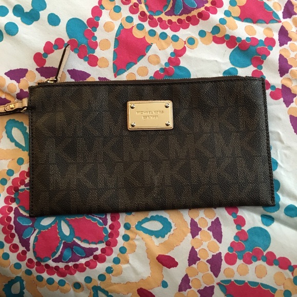 Michael Kors Wristlet - Picture 1 of 2