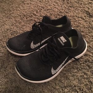 Black nike Free 4.0 flyknits.
