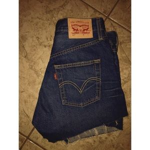 I am selling these high waisted Levi's shorts