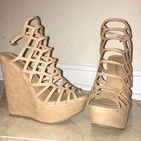 Breckelle's Platform Wedges Sz 7