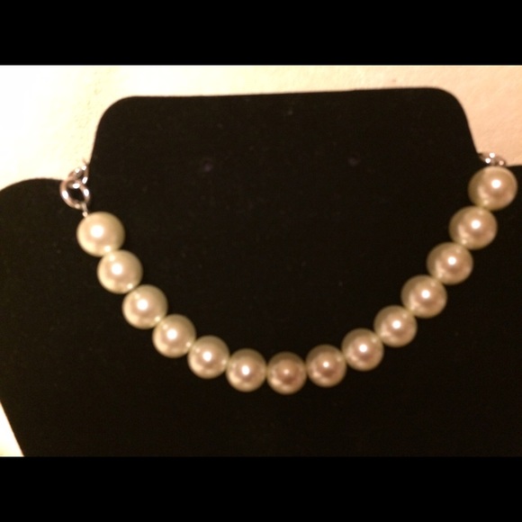 White pearl choker