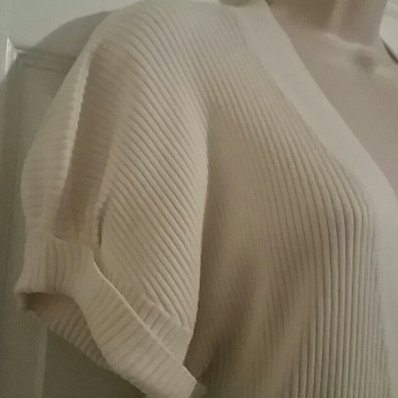 Beautiful top - Picture 3 of 4