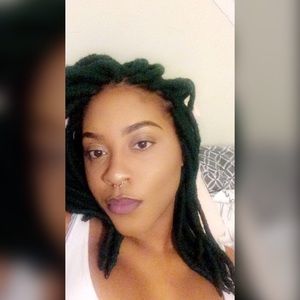 Meet your Posher, Dee