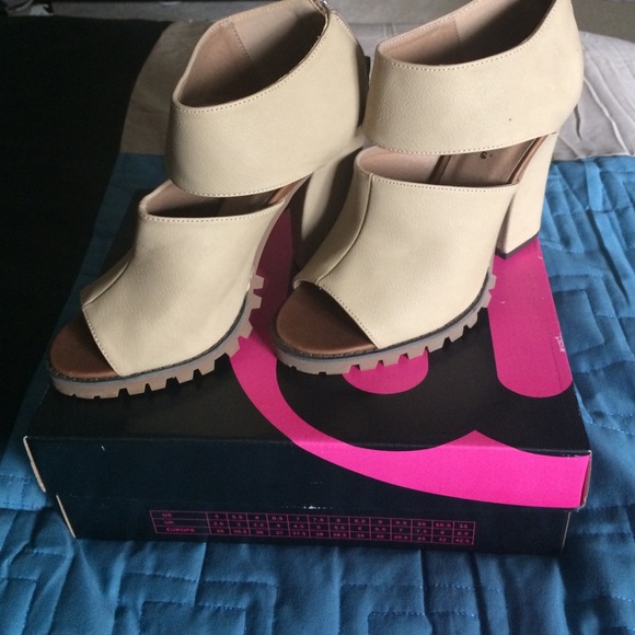 Woman's shoes