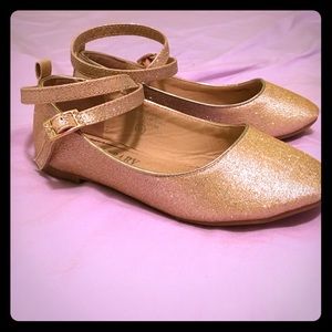 SZ: 11 girl shoes. Worn once in a wedding.