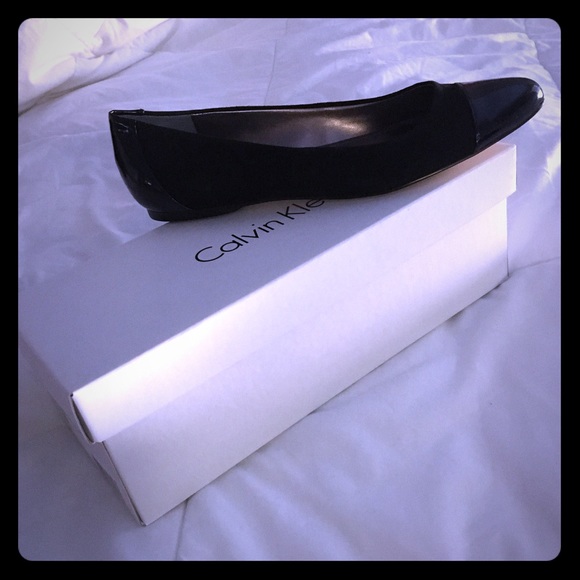 Black Calvin Klein flat. Never been worn!