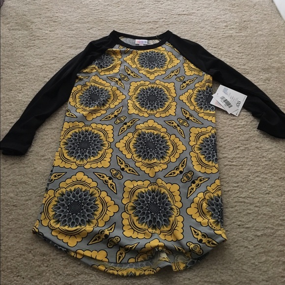 Lularoe randy tee size xxs fits if your an xs.