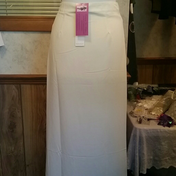 Cream maxi skirt with burgundy print. - Picture 3 of 4