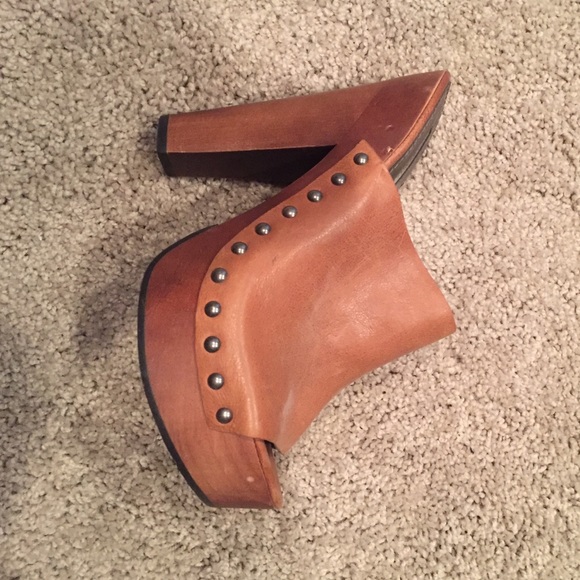 Vera Wang slip on platform heels