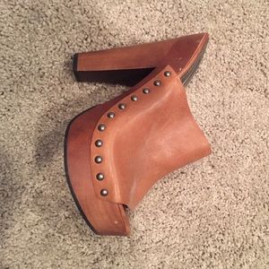 Vera Wang slip on platform heels