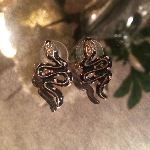 Betsey Johnson used snake earrings