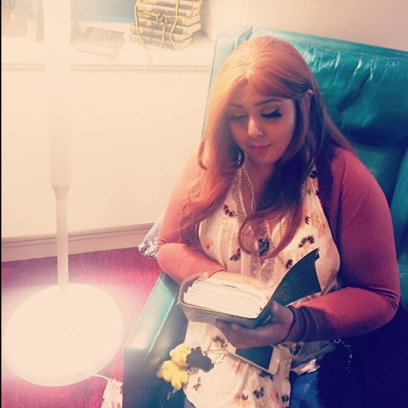 Meet your Posher, Lizzy Hale - Picture 5 of 6