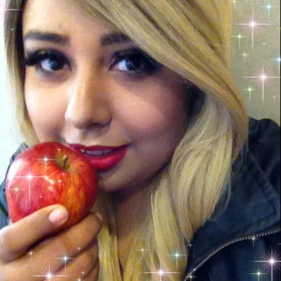 Meet your Posher, Lizzy Hale - Picture 4 of 6