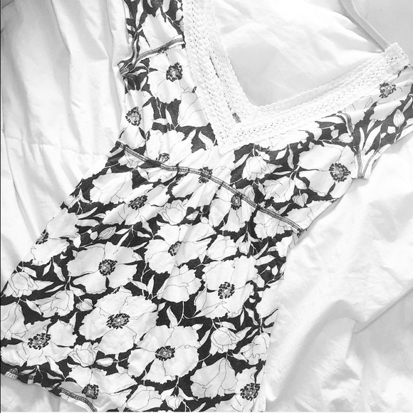 Abercrombie & Fitch Floral Tshirt