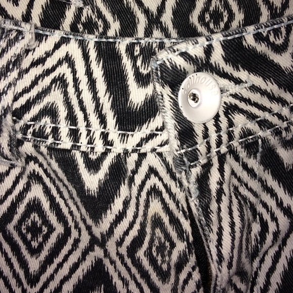 Aztec patterned shorts - Picture 2 of 4