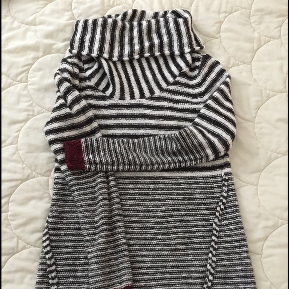 Maurice's XS sweater