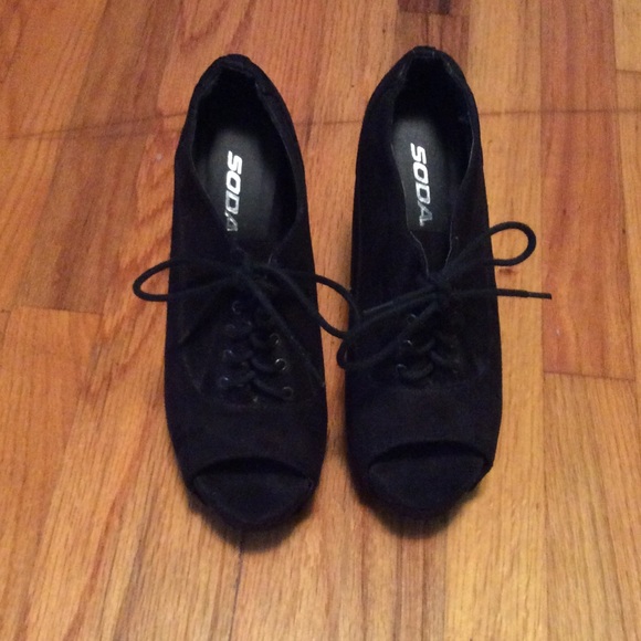 SODA black wedges