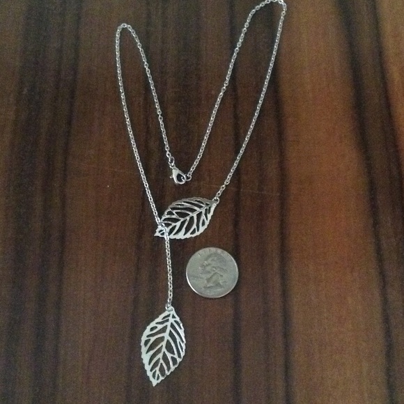 NWOT 20" Silver Leaves Necklace - Picture 2 of 4