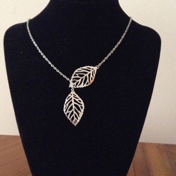 NWOT 20" Silver Leaves Necklace - Picture 4 of 4