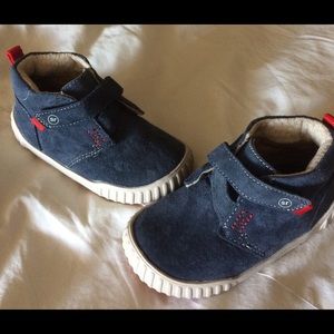 Super cute toddler size 5 STRIDE RITE sneaker!