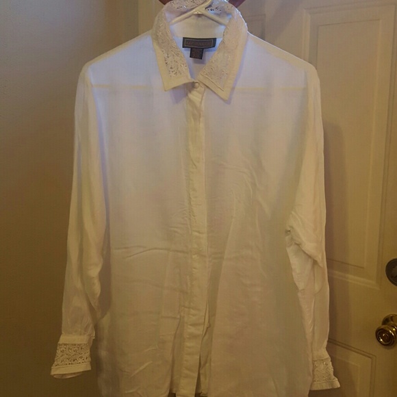 20W Liz Baker cream button up blouse